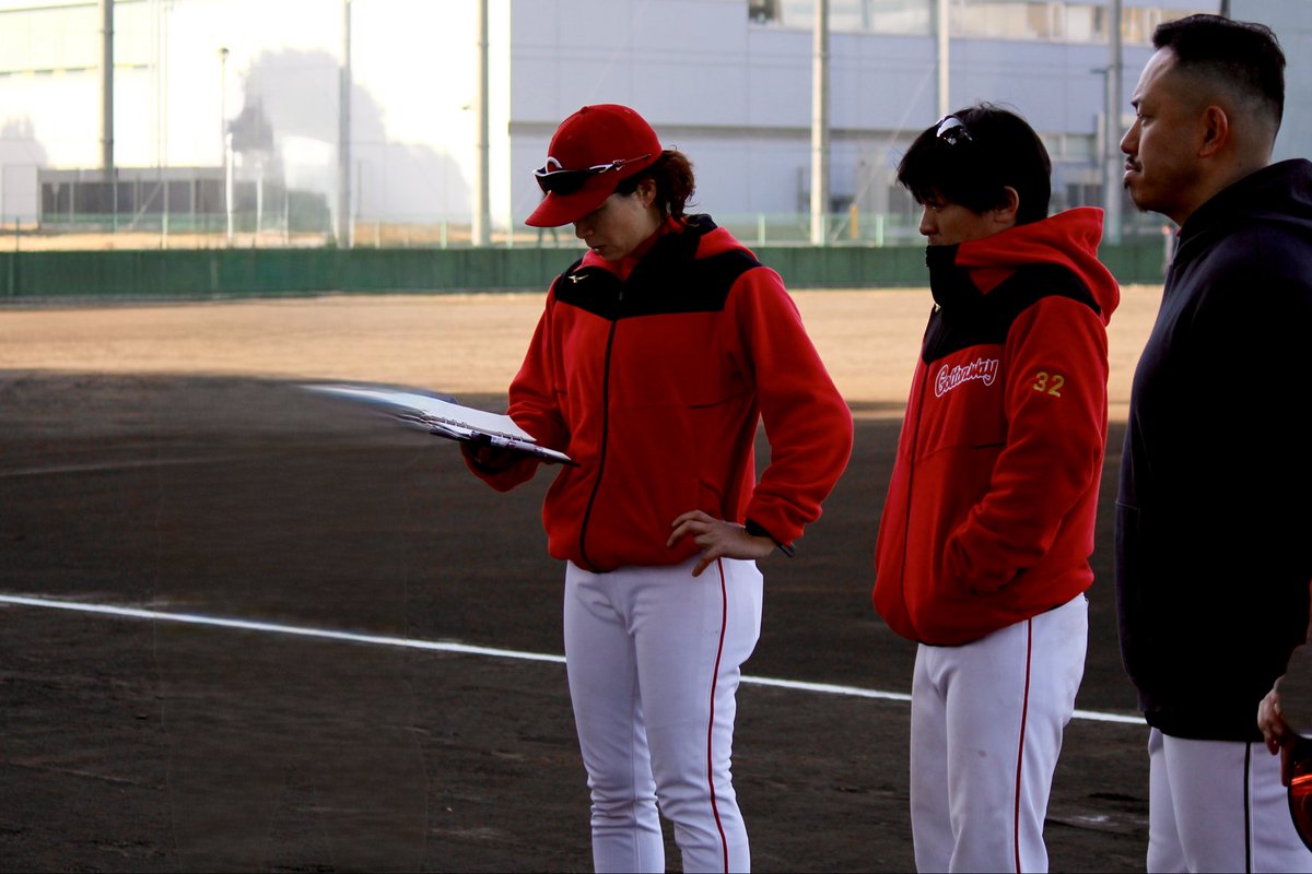maisamaaaa's tweet photo. ⚾️
なぜうまくいったのか？
なぜうまくいかなかったのか？

大事なのは
言語化すること。

「なんとなく良かった」ではなく
何が良かったのかを言葉にする。

「ダメだった」ではなく
何がズレていたのかを言葉にする。

✔ 判断は早かったのか
✔ 準備はできていたのか
✔ 体の使い方はどうだったのか
✔ 配球の意図は明確だったのか
✔ なぜその打席で迷ったのか
✔ なぜ一歩目が遅れたのか
✔️打席に入る前、入った時、どんな感覚で何が見えて何が聞こえていたのか

言語化できない成功は偶然。再現できない。
言語化できない失敗は繰り返す。成長に変わらない。

だから…

振り返る
↓
言語化する
↓
仮説を立てる
↓
次の試合で実行する
↓
また言語化する

この循環が
“再現性”をつくる。
#再現性 #言語化 #スポーツメンタルコーチ #コットンウェイ硬式野球倶楽部 #私は試合に出ません