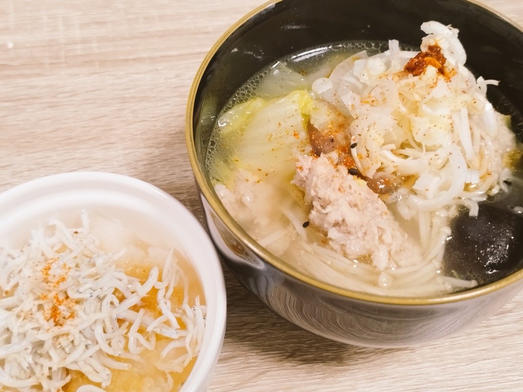 今夜のおかずはしらすと大根おろしに鶏団子のお鍋よ〜🍲
鶏ガラベースにごま油効かせてちょいピリ辛に🌶️
たまに無性に大根おろし食べたくなるんよね🤤🍚
