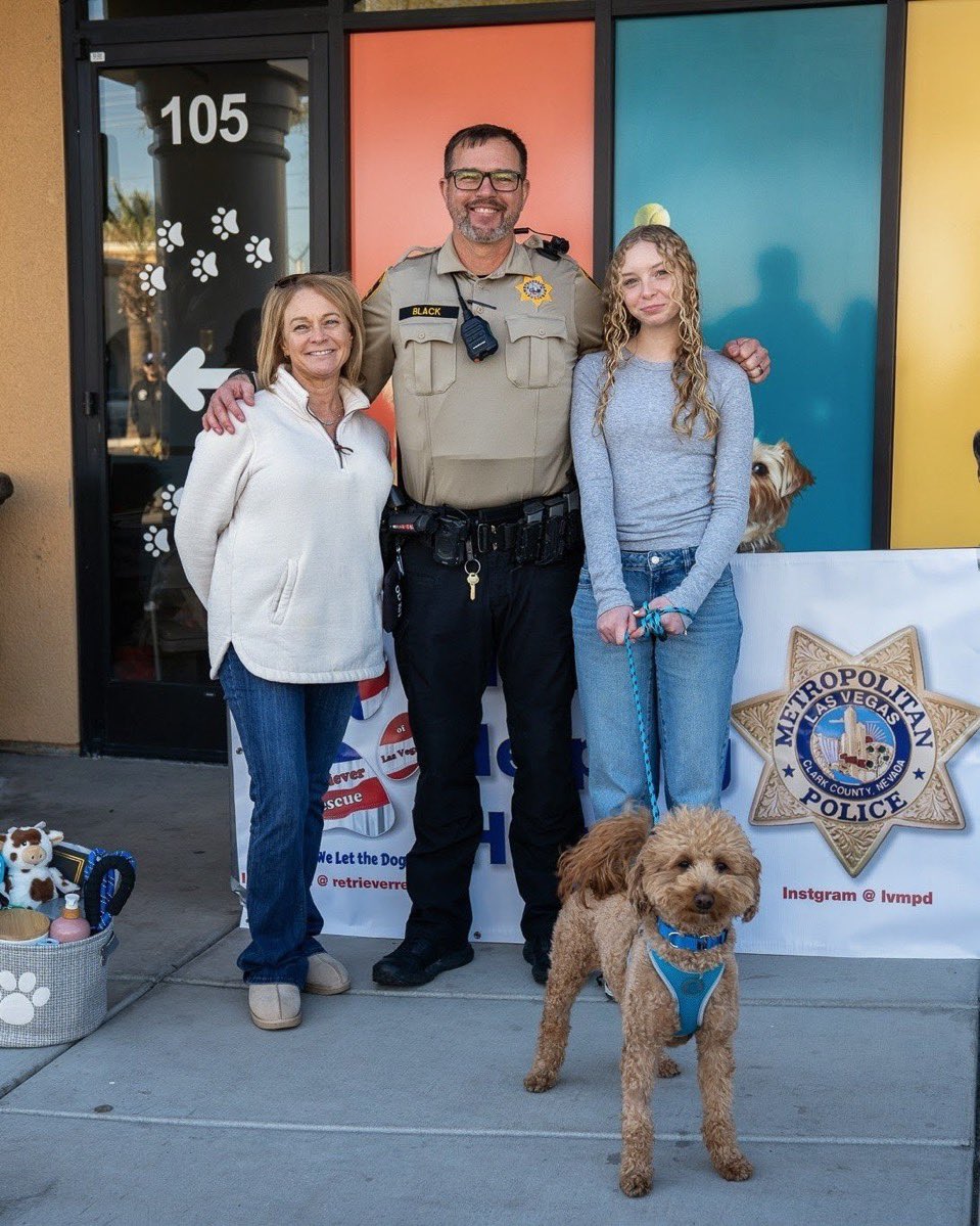 🐕 Le chien de 2 ans abandonné par son horrible propriétaire à l'aéroport a été adopté par la famille de l'agent Skeeter Black du LVMPD, l'un des agents impliqués dans son sauvetage.