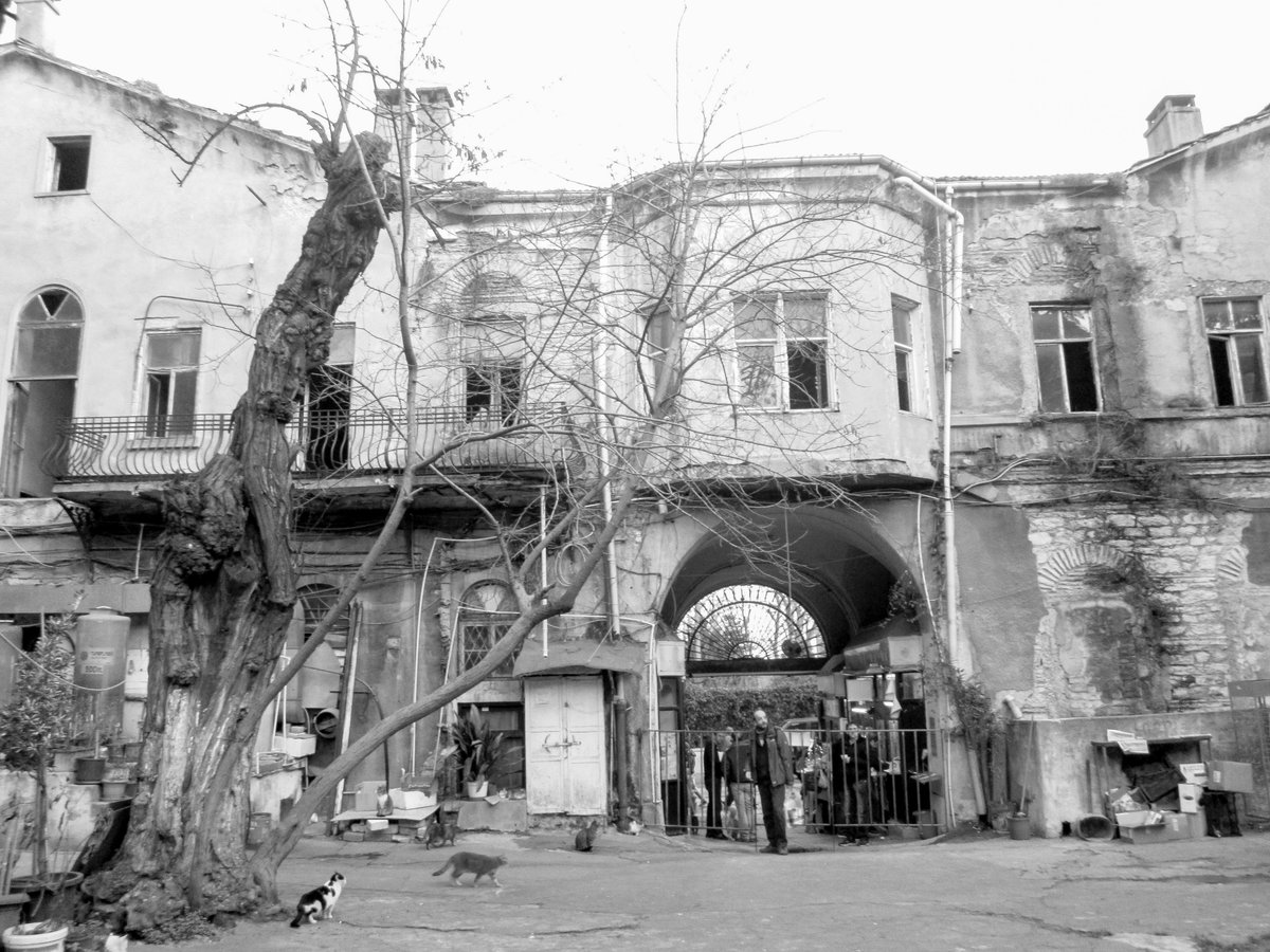 EdaYigi's tweet photo. Orta Format - Sanatçıların Hayali Mıntıkaları Tokatlıyan, Manastır ve Narmanlı hattında https://t.co/EWNPiRLqOx @ortaformat https://t.co/q7JcxpkN90