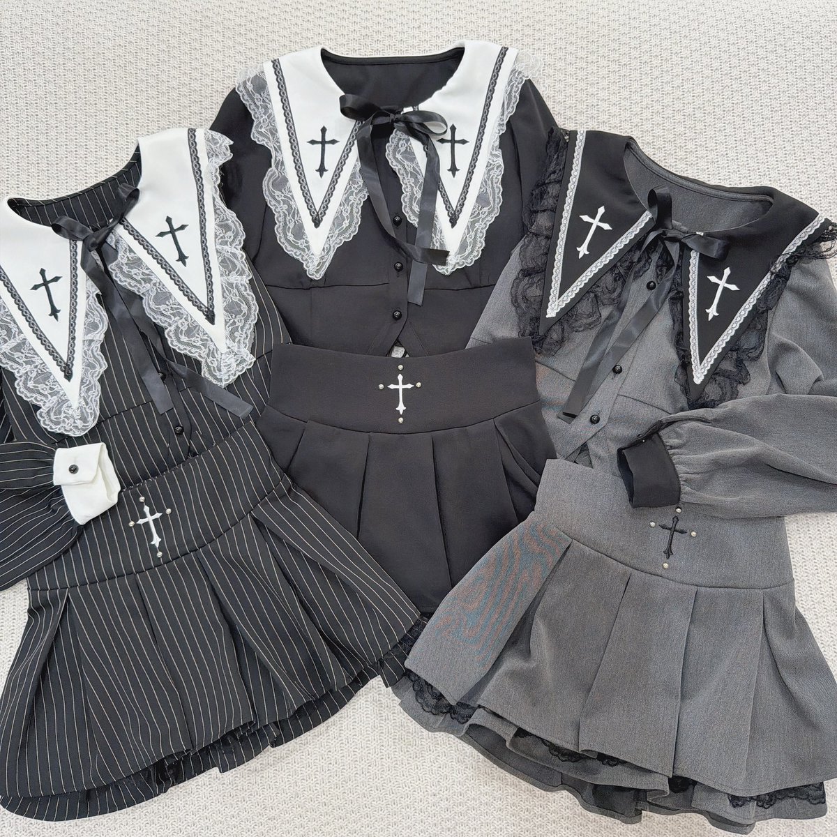 𝓟𝓲𝓬𝓴 𝓾𝓹 🪞🥀 . 大人気のクロス刺繍短丈セットアップ🦇 前は