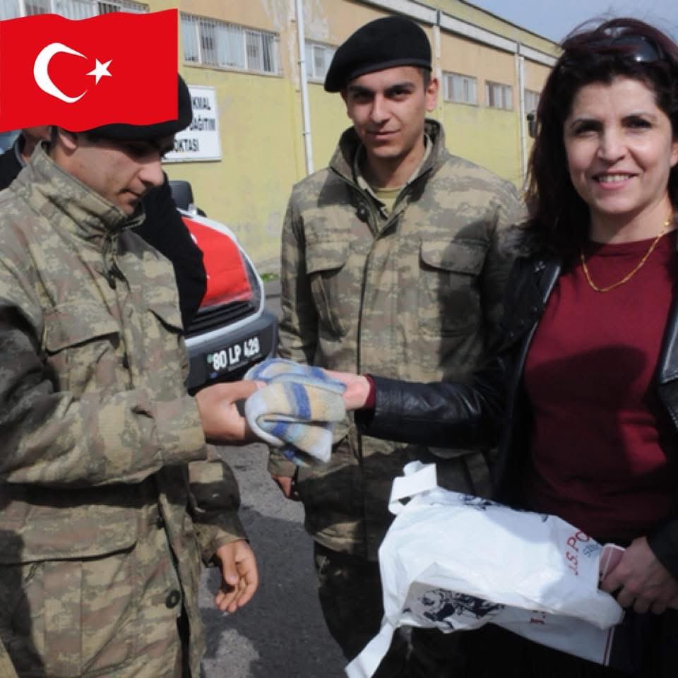 Bazı duygular tarifsizdir, anlatılmaz yaşanır.

22/02/2018 Ellerimle işlediğim kazağı askerime teslim ederkenki bu anı ölümsüzleştirmek için fotoğraf çekimi istemiştim. Yüzüme bakamayan bu mahçup ve gururlu askeri hiç unutmadım. Böyle bir an yaşadığım için de çok şanslıyım.