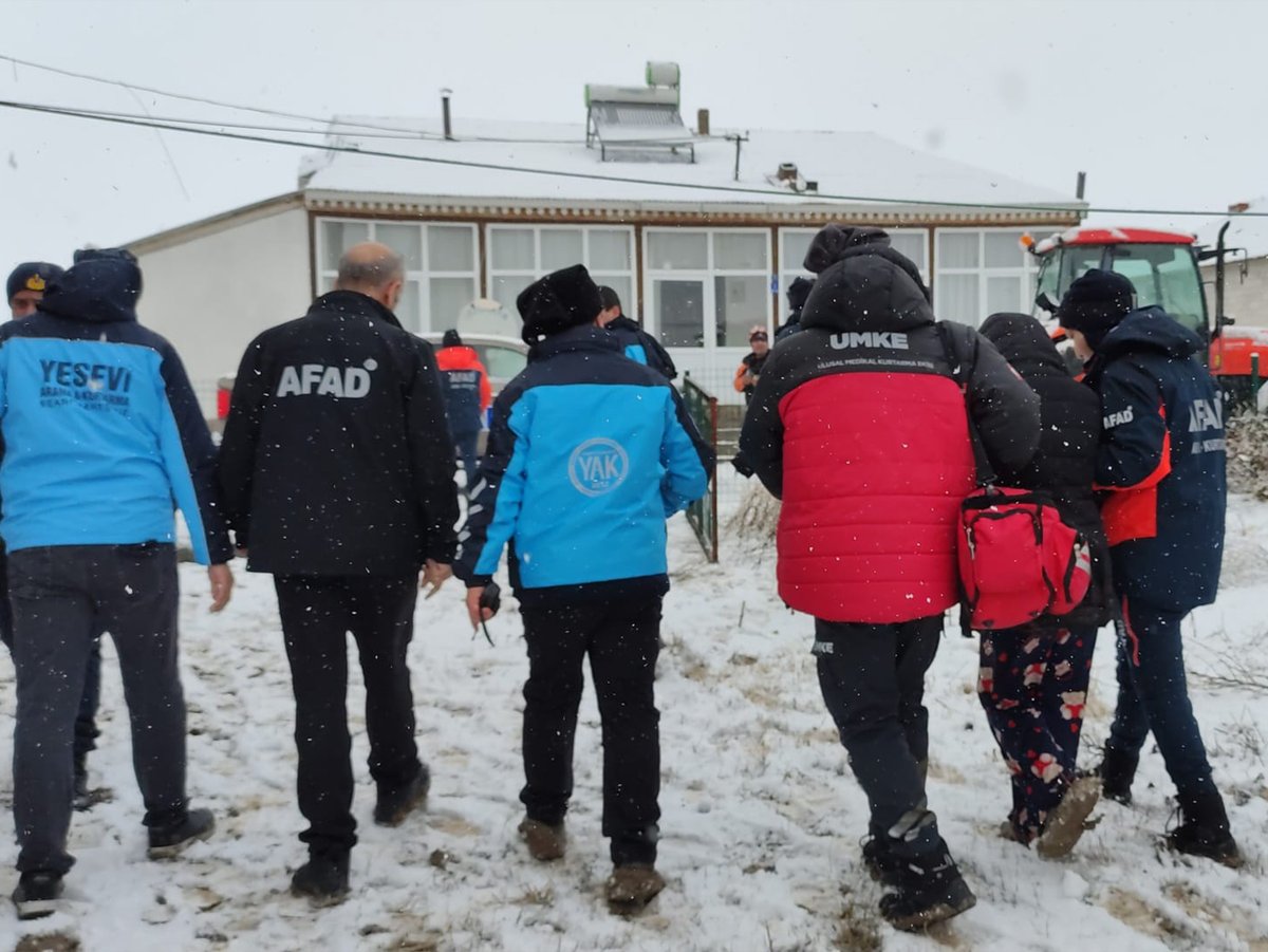 yesevihareketi's tweet photo. Kayseri’nin Pınarbaşı ilçesine bağlı Methiye Mahallesi’nde dün akşam saatlerinde yapılan kayıp ihbarı üzerine başlatılan arama çalışmaları sonuç verdi. İhbarın AFAD’a ulaşmasının ardından bölgede jandarma ekipleriyle birlikte geniş çaplı arama faaliyeti yürütüldü.

Çalışmalara Yesevi Arama Kurtarma başta olmak üzere İHH Arama Kurtarma, Gökbörü ve Karakurt ekipleri katıldı.

Yürütülen çalışmalar neticesinde, 17 yaşındaki kayıp kız çocuğu (İ.Ç.) bugün saat 10.26’da, Yesevi Arama Kurtarma ekibi tarafından mahallede bulunan boş bir evin serasında saklanmış halde bulundu. Sağlık durumunun iyi olduğu öğrenilen çocuk, gerekli işlemler için jandarma ve AFAD ekiplerine teslim edildi. Olayla ilgili incelemeler sürüyor.

#YeseviAramaKurtarma #KayıpBulundu #AFAD
