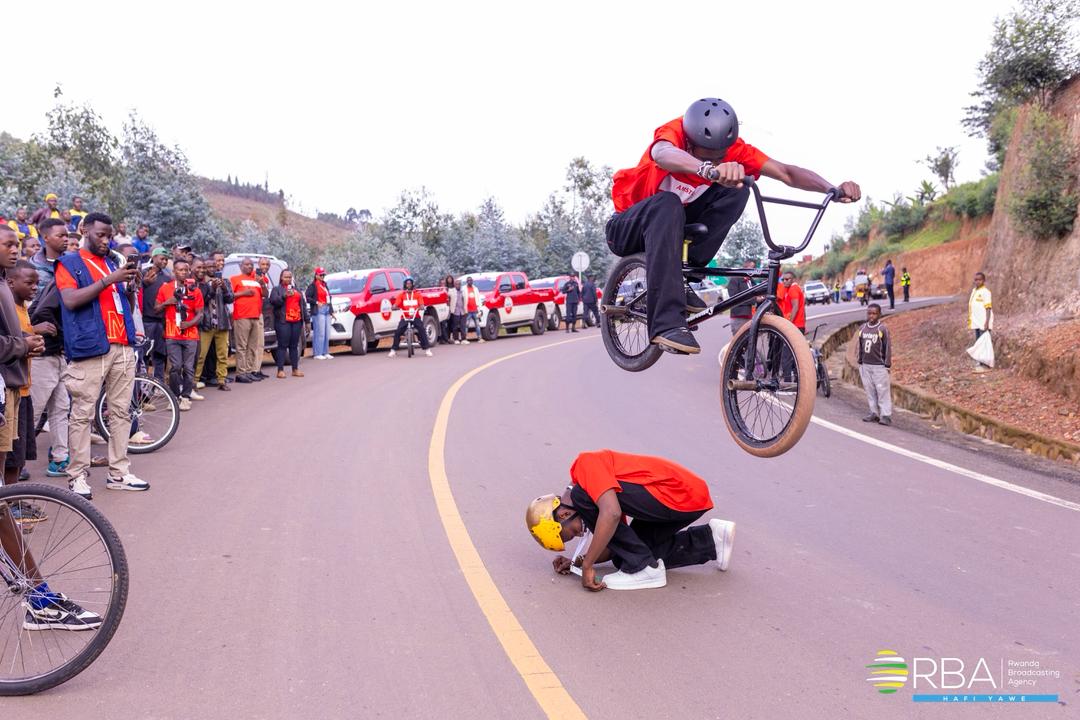 rbarwanda's tweet photo. 🚨C’est le grand départ 🚨

​La 18ème édition du Tour du Rwanda s'élance aujourd'hui ! 

Sous l'égide de l'UCI Africa Tour depuis 2009, cette compétition mythique réunit cette année 84 coureurs pour un défi épique de huit jours.

​Étape 1 : Le peloton quitte Rukomo (District de Gicumbi) pour rejoindre Rwamagana. Une première bataille intense de 173,6 km à travers les mille collines. 🇷🇼🚴‍♂️

​#TdRwanda2026 #RBASports