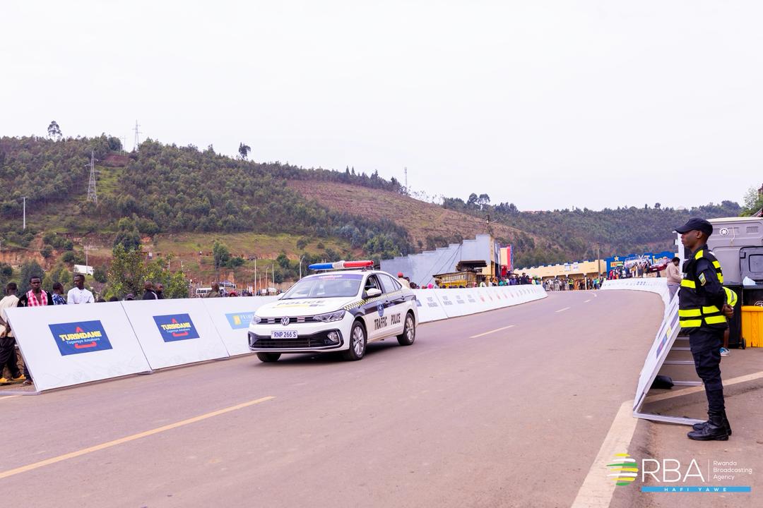 rbarwanda's tweet photo. 🚨C’est le grand départ 🚨

​La 18ème édition du Tour du Rwanda s'élance aujourd'hui ! 

Sous l'égide de l'UCI Africa Tour depuis 2009, cette compétition mythique réunit cette année 84 coureurs pour un défi épique de huit jours.

​Étape 1 : Le peloton quitte Rukomo (District de Gicumbi) pour rejoindre Rwamagana. Une première bataille intense de 173,6 km à travers les mille collines. 🇷🇼🚴‍♂️

​#TdRwanda2026 #RBASports