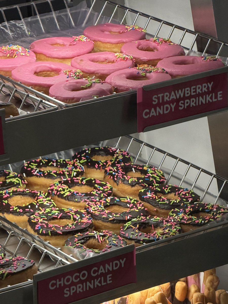 Ayoko sana dumagdag sa dami ng problema ng mundo pero…

Bakit isang section na lang sprinkles sa strawberry donut pero buo pa rin sa choco? Paki explain <a href="/dunkinph/">Dunkin' Philippines</a>