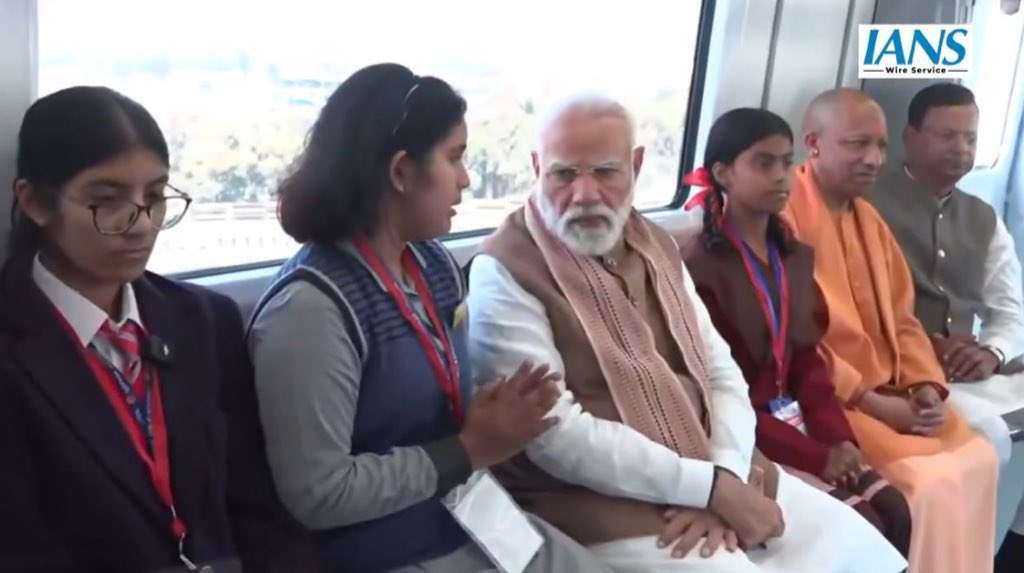 mohitlaws's tweet image. Narendra Modi met school students in metro on sunday.😭😭