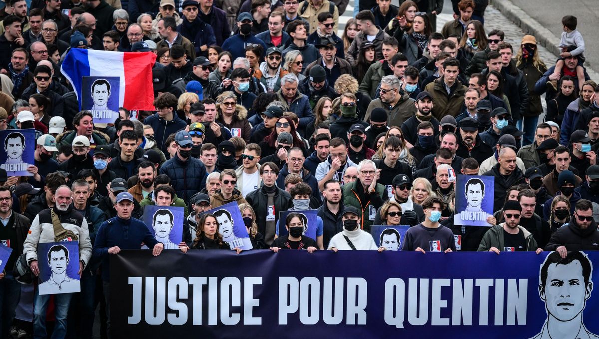 Nike_Air_Dogan's tweet photo. 🔴 BREAKING 🔴
Jean-Luc Mélenchon va déposer plainte contre les organisateurs de la manifestation en mémoire de Quentin car il n'y avait AUCUN drapeau palestinien.
C'était donc une manifestation raciste et islamophobe. https://t.co/cGZyoCR8gr