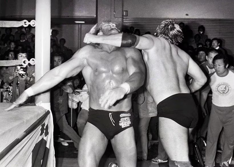 Hulk Hogan being drilled by a Stan Hansen Western Lariat.
