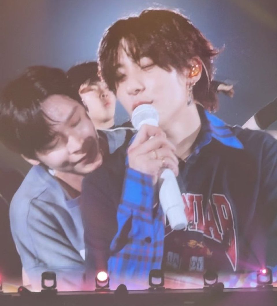 คางเกยไหล่ด้วยซ้ำ🥺