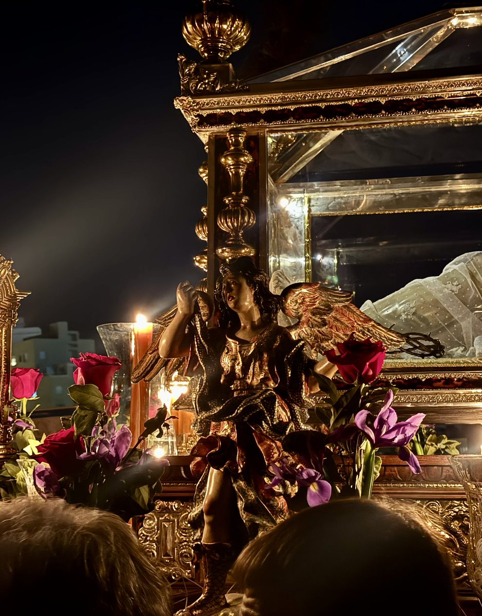 Las andas del Yacente de la Paz, coronadas con plumas negras, son obra de Orferbrería Montenegro y se estrenaron en 2020 siguiendo la línea de los faroles del trono sobre el que procesiona la tarde del Viernes Santo.
Y si no conoces su trono ya estás tardando.