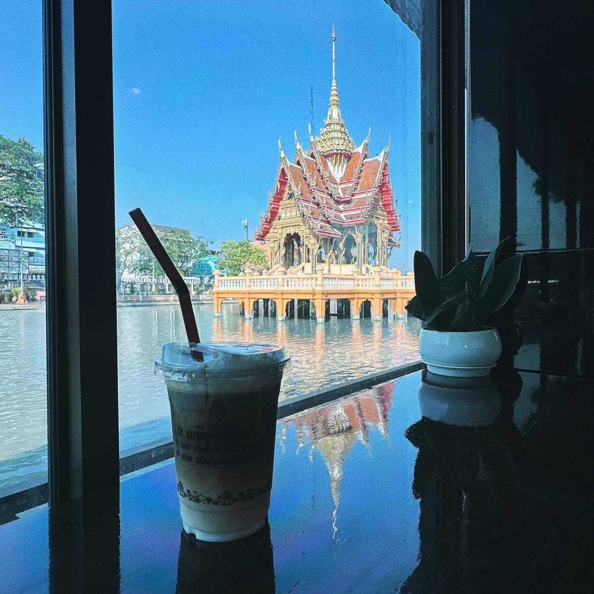 ในวัดมีร้านกาแฟสดของวัด แอร์เย็นฉ่ำ ทุกกาแฟ ๑ แก้ว ร้านจะแบ่งเงินไปทำบุญ ๒ บาท และวันนี้ผมก็สั่ง Caramel Macchiato (a.k.a. ความรัก)