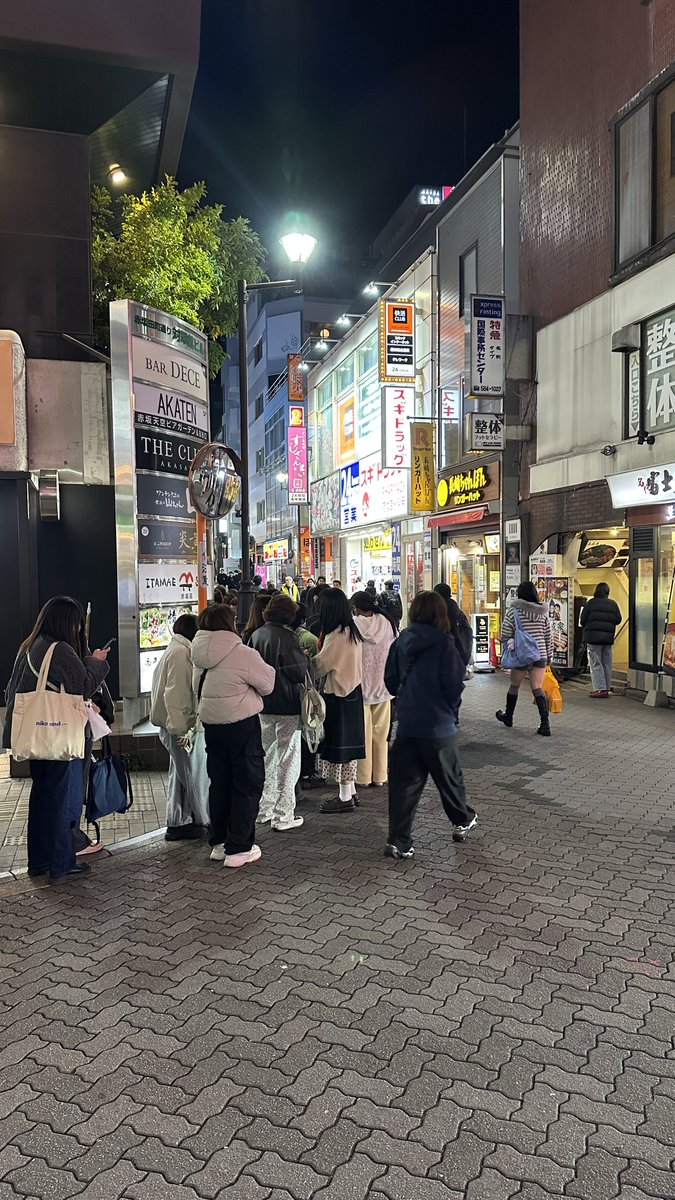 ganchan_tpz's tweet image. なんでここ行列出来てるんだろう…
いつもこんな並んでないのに