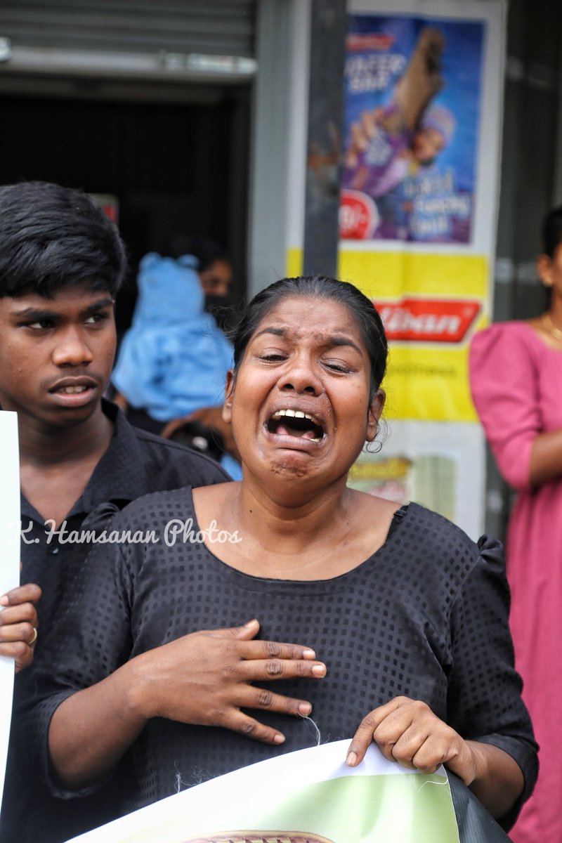 அல்லைப்பிட்டியில் பொலிஸாரால் சுட்டுப் படுகொலை செய்யப்பட்ட 17 வயது சிறுவனுக்கு நீதி கோரி யாழ்.பஸ் நிலையம் முன்பாக இன்று காலை நடந்த போராட்டத்தின்போது..
#jaffnanews