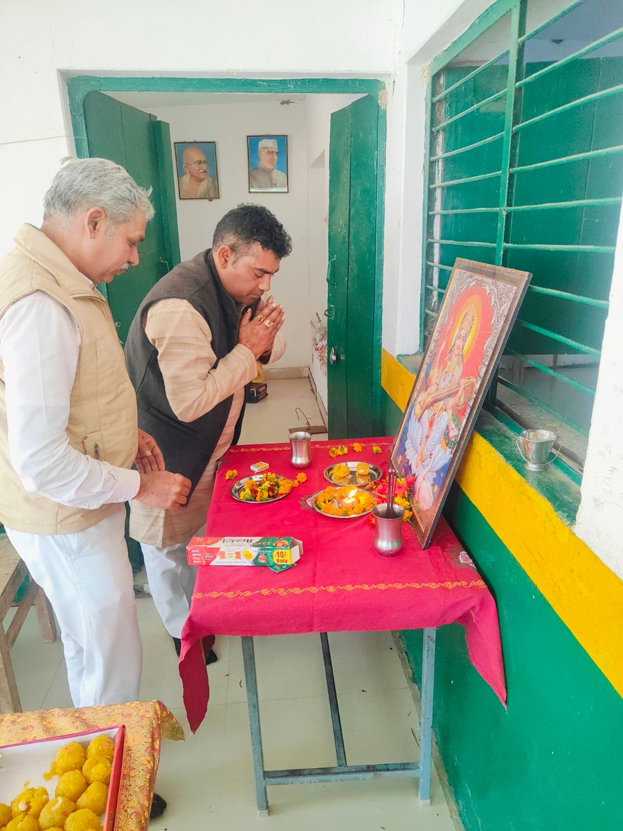 jayVeer1733646's tweet photo. @DrDCSHARMAUPPSS #justiceForTeachers अनुभव को पात्रता बनाओ पुराने शिक्षकों को न्याय दिलाओ। https://t.co/kERKjb081d