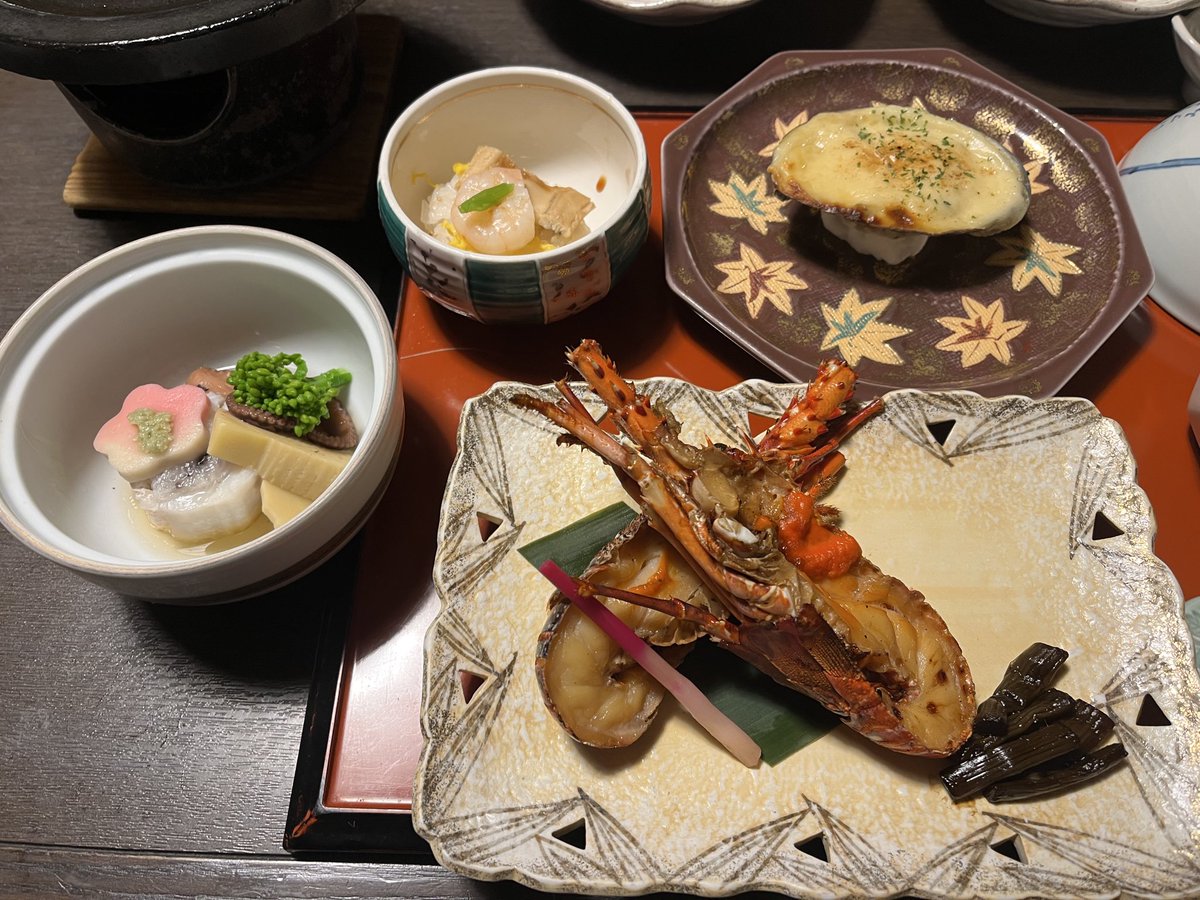 二陣目にアワビと伊勢海老きてあちい