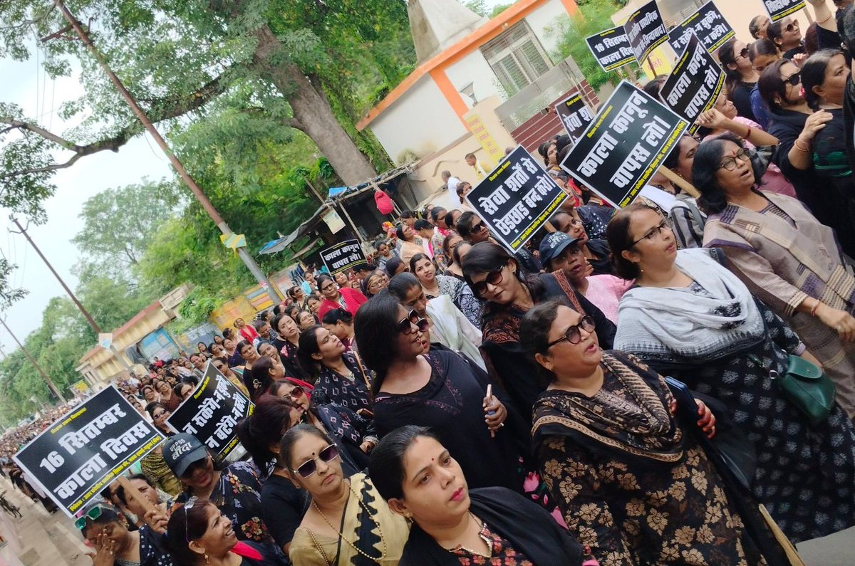 #JusticeForTeachers  
RTE से पहले राज्यों की योग्यता पर नियुक्त शिक्षक वर्षों से निष्ठापूर्वक पढ़ा रहे हैं। RTE बाद TET/नई अर्हता थोपना सरासर अन्याय है। संसद में कानून बनाकर लाखों शिक्षकों व परिवारों को न्याय दिलाएं। <a href="/PMOIndia/">PMO India</a> <a href="/narendramodi/">Narendra Modi</a> <a href="/dpradhanbjp/">Dharmendra Pradhan</a> <a href="/AmitShah/">Amit Shah</a> <a href="/brajeshlive/">Brajesh Misra</a>