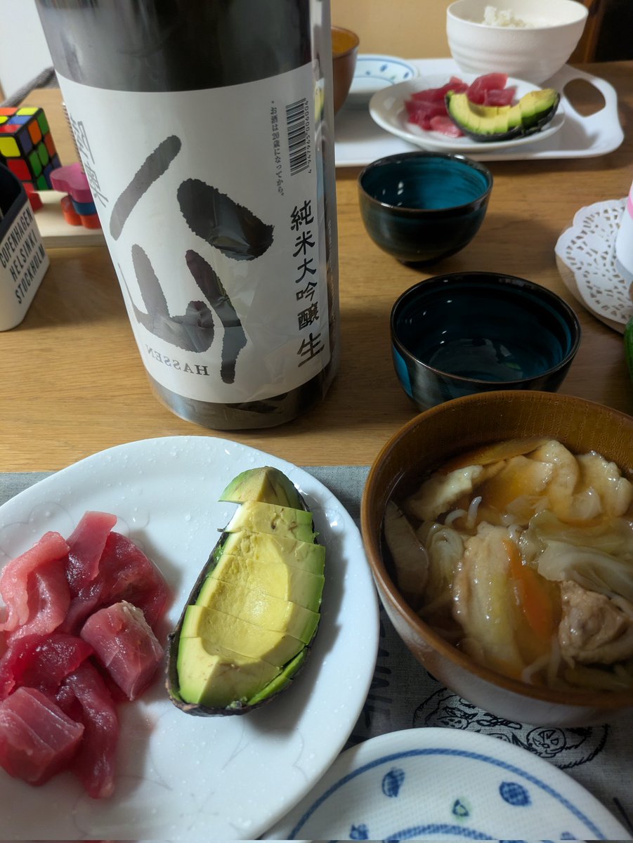 1981Hanku's tweet photo. 今夜は、八戸に春🌸を告げるえんぶりの時期に出る裏八仙🍶
純米大吟醸の生酒はスッキリ甘酸っぱいキレのいいお酒🍶
肴のマグロとアボカドとせんべい汁も旨し🍘 https://t.co/ZHJt5I9ejf