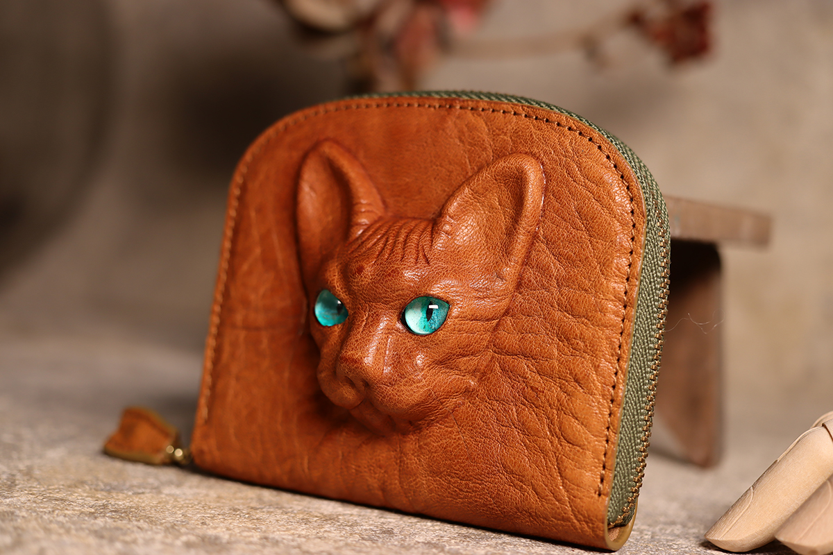 ヨヨニスさんの『Wallet』 猫たちのお顔が立体で付いている革財布