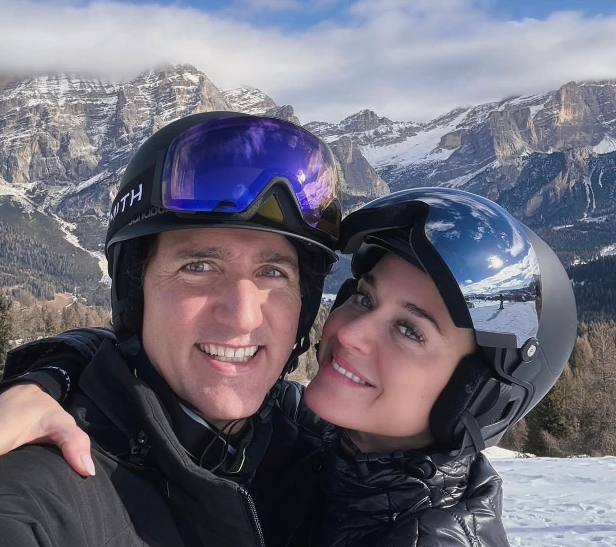 Sweta10t's tweet photo. Katy Perry and Justin Trudeau are expecting their first child together. https://t.co/TP5pOD5y27