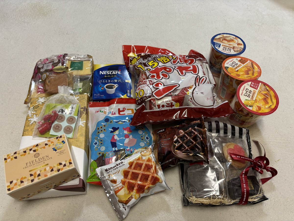お土産いっぱい！ ありがとう〜😃 ジャンルが幅広いw