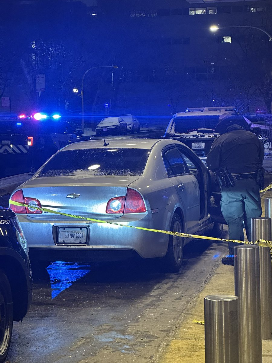 CCC_CrimeChaser's tweet image. I-57/Dan Ryan Exwy 
2 PPL SHOT 💥💥

Illinois State Police are investigating a shooting that left 2 ppl wounded overnight.

CPD &amp;amp; ISP responded to Comer’s Children’s Hospital 🏥 after the ER reported 2 walk-in gunshot victims.

A male &amp;amp; female, both in their 20s-30s, were inside