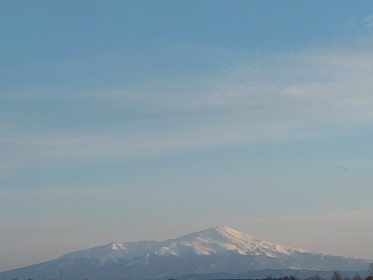 YayoHon's tweet photo. 朝の鳥海山🏔️月山と
午後の月山🏔️鳥海山 https://t.co/s3tUbjH2nk
