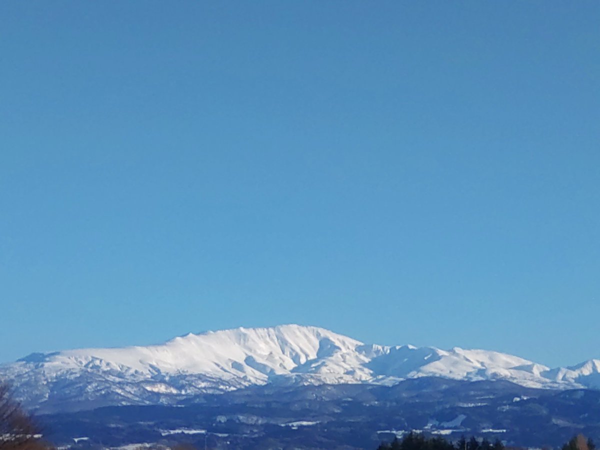 YayoHon's tweet photo. 朝の鳥海山🏔️月山と
午後の月山🏔️鳥海山 https://t.co/s3tUbjH2nk