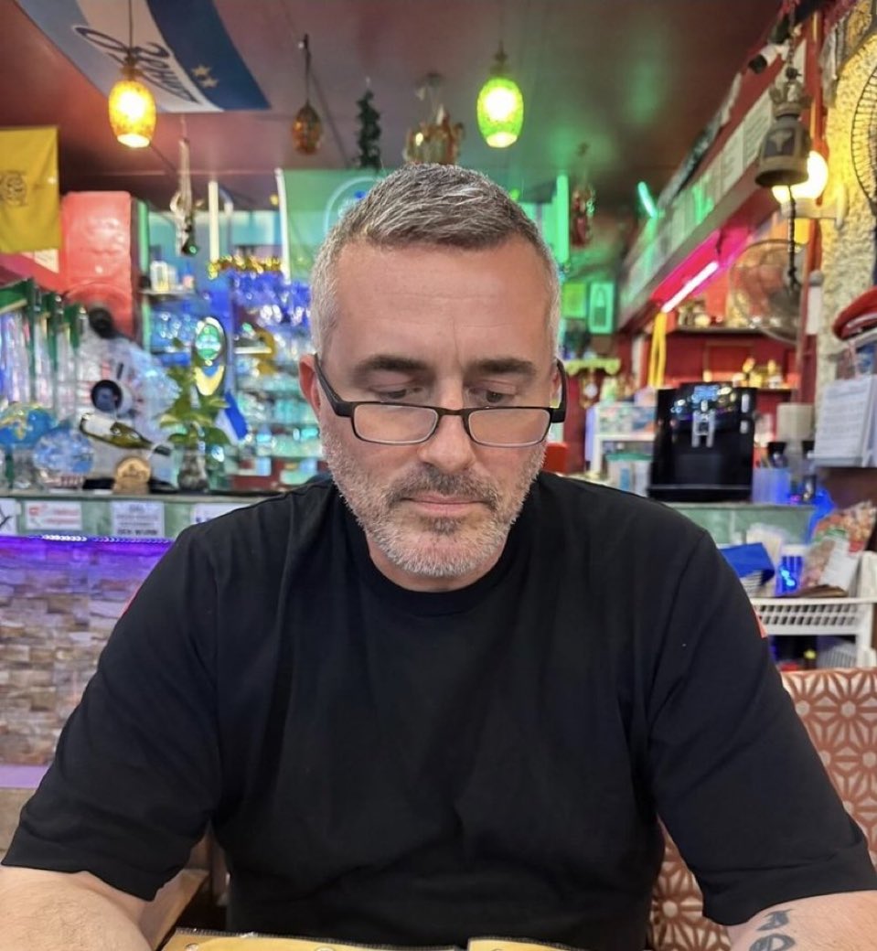 Liebes Tagebuch,

ich hatte vor letztens nen termin beim zahnarzt. hab am tag davor nur scheissdreck in mich reingestopft. chili landjäger mit senf, dazu noch nudelsalat mit mayo, der glaub ich etwas zu warm geworden ist… der hunger hats reingetrieben.

auf dem weg zum zahnarzt