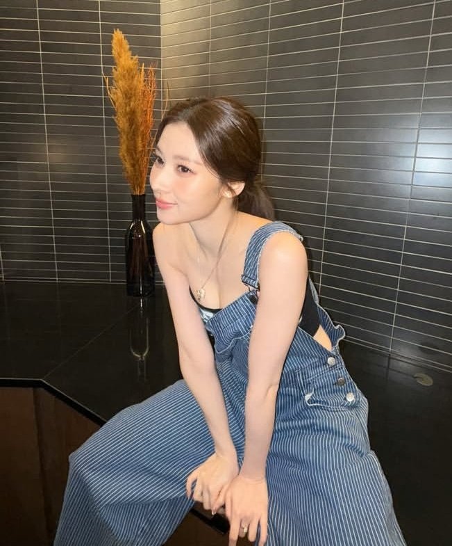 TWICE SANA used "Do the Dance" by ILLIT as her background audio in her latest instagram post. Our twicellit hearts, pretty girls loves illit. 

#ILLIT #아일릿 <a href="/ILLIT_official/">ILLIT official</a>