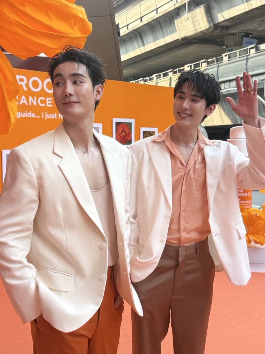 หลุดออกมาจากทุกนิยายวาย 
เมะ เท่ แดดดี๊ สายเปย์ อาจมีปมขรึมหน่อย
เคะ น่ารัก หวาน  ความสดใส และแสงสว่างในใจเมะ

#ฟอสบุ๊ค #forcebook #kasibook #fforce_