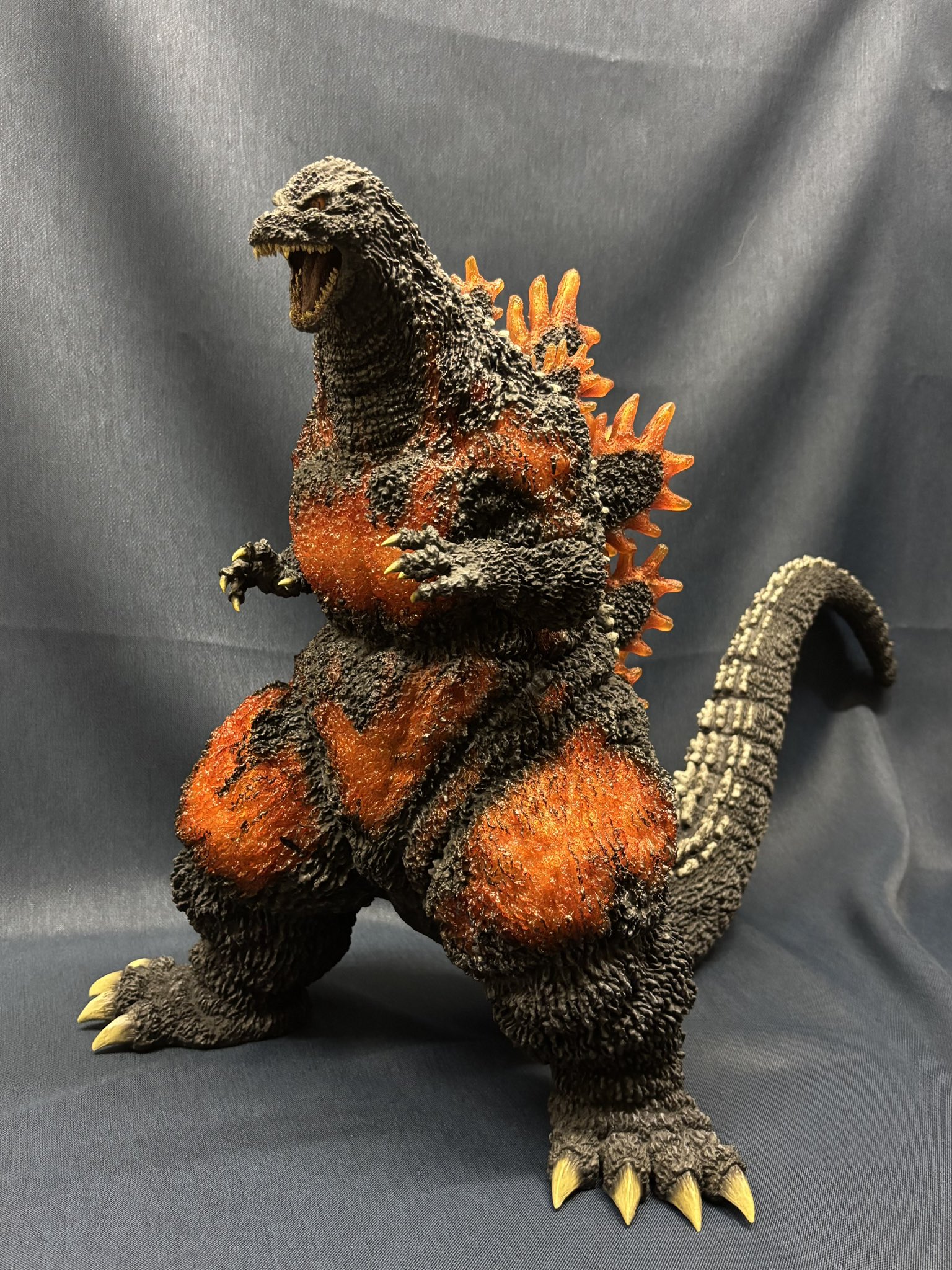 HBwJcBEakAAeBr2.jpg:large