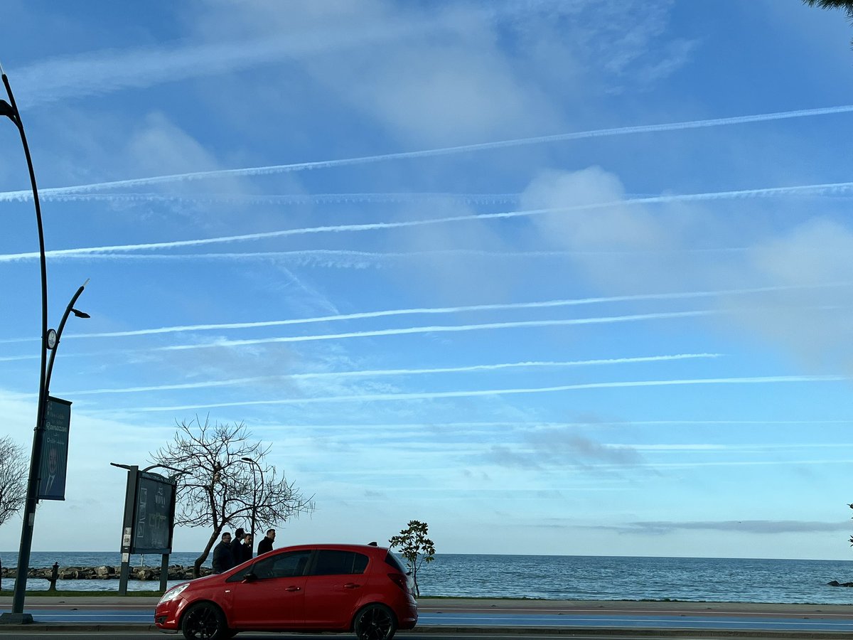yoncanesli's tweet photo. Kafamızdan aşağıya yine #chemtrail boşaltmışlar! Buna kimse dur demiyecekmi artık!?!Bunca zehir kimyasal her yerde yeter artık! https://t.co/1UAZz5paHD