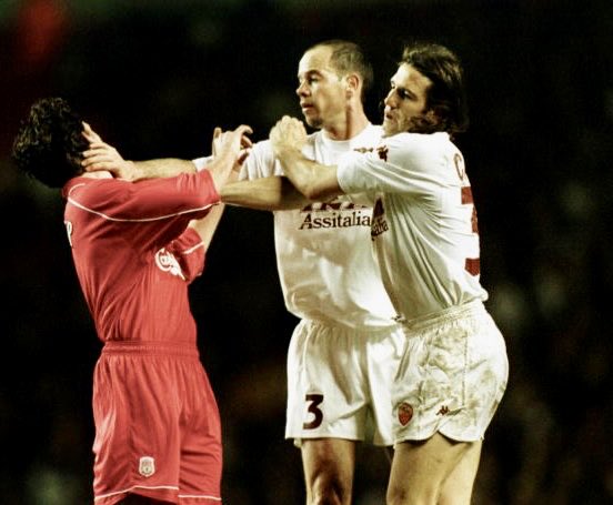 StileGR's tweet photo. 25 anni fa la Roma sbancava Anfield, seconda italiana a riuscirci dopo il Genoa, per 0-1 con gol di Guigou (che oggi compie 51 anni).
Non bastò però a ribaltare lo 0-2 dell’Olimpico.
#AsRoma #odioLiverpool https://t.co/u5nlomv8ba