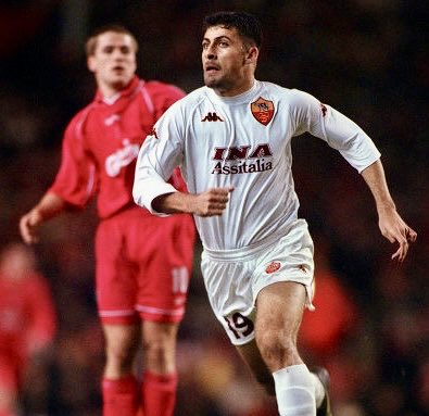 StileGR's tweet photo. 25 anni fa la Roma sbancava Anfield, seconda italiana a riuscirci dopo il Genoa, per 0-1 con gol di Guigou (che oggi compie 51 anni).
Non bastò però a ribaltare lo 0-2 dell’Olimpico.
#AsRoma #odioLiverpool https://t.co/u5nlomv8ba