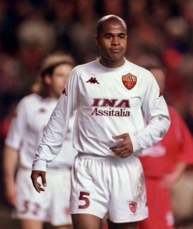 StileGR's tweet photo. 25 anni fa la Roma sbancava Anfield, seconda italiana a riuscirci dopo il Genoa, per 0-1 con gol di Guigou (che oggi compie 51 anni).
Non bastò però a ribaltare lo 0-2 dell’Olimpico.
#AsRoma #odioLiverpool https://t.co/u5nlomv8ba
