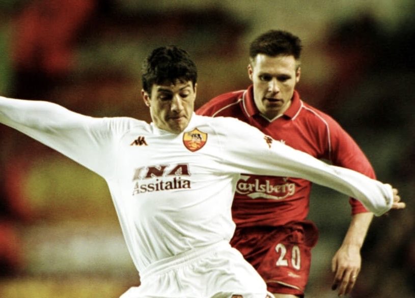 StileGR's tweet photo. 25 anni fa la Roma sbancava Anfield, seconda italiana a riuscirci dopo il Genoa, per 0-1 con gol di Guigou (che oggi compie 51 anni).
Non bastò però a ribaltare lo 0-2 dell’Olimpico.
#AsRoma #odioLiverpool https://t.co/u5nlomv8ba