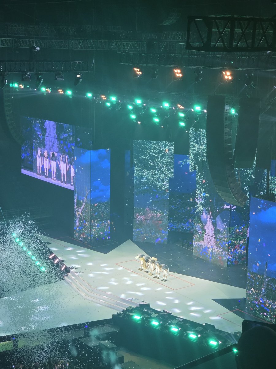 catsquirrelover's tweet photo. And she's still can't believe that she met txt last week... 💔 7 years and more to go 🌟

2019-2025                            2026 https://t.co/rouujxYYYG