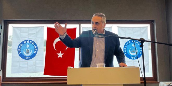 TurkesGuney's tweet photo. 📌 VERGİ HAFTASI KUTLU OLSUN….

📌 Vergi; devletimizin ayakta kalmasının, kamu hizmetlerinin kesintisiz sürdürülmesinin temel gücüdür, Eğitimden sağlığa, güvenlikten adalete kadar her hizmet, milletimizin ödediği vergilerle hayat bulmaktadır.

📌 Gelir İdaresinde, vergi dairelerinde ve sahada görev yapan tüm maliye çalışanları; artan iş yüküne, yoğun beyan dönemlerine ve personel yetersizliğine rağmen büyük bir özveriyle çalışmaktadır.

📌 Unutulmamalıdır ki; vergi yalnızca bir rakam değil, fedakârca görev yapan maliye çalışanlarının alın teridir. Vergi bilincini konuşurken, vergiyi toplayanların alın terini görmezden gelemeyiz.

📌 Bu vesileyle bir kez daha ifade ediyorum:

🔴 Mart ayı GMSİ beyan döneminde fiilen fazla çalışan tüm vergi dairesi personeline, unvan ayrımı yapılmaksızın fazla mesai ücretinin ödenmesi,
🔴AVM saha çalışmaları ile daire içi yoğun mesainin eşit ve objektif kriterlerle değerlendirilmesi,
🔴 Kariyer uzmanlar arasındaki merkez-taşra ayrımının kaldırılması,
🔴 Mali Hizmetler Sınıfının ihdas edilmesi,
🔴 Can güvenliği tedbirlerinin artırılması,
🔴 Fazla mesai ücretlerinin günün ekonomik koşullarına uygun şekilde yeniden düzenlenmesi,
🔴Gelir Uzmanlarına imza yetkisi verilmesi ve uzlaşma ücretinden faydalandırılması,
🔴 Yeniden yapılandırma süreçlerinin etkin ve sürdürülebilir biçimde uygulanması.

vergi gelirlerinin adil bir şekilde toplanmasını ve kayıp kaçağın önüne geçilmesini sağlarken aynı zamanda maliye çalışanlarının motivasyonunu artıracaktır.

📌 Vergi Haftası sadece bir kutlama haftası değil; emeği teslim etme haftası olmalıdır.

📌 Tüm maliye çalışanlarımızın Vergi Haftası’nı kutluyor, emeklerinin karşılıksız kalmaması için mücadelemizi kararlılıkla sürdüreceğimizi bir kez daha ifade ediyorum.

Türkeş GÜNEY
Türk Büro-Sen Genel Başkanı