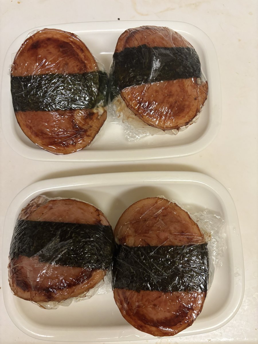 chonokuro's tweet photo. コンビニのソーセージおにぎりの再現完成!
形がいびつなのは手作りだからしゃーないｗ https://t.co/DrwFjuBXPq