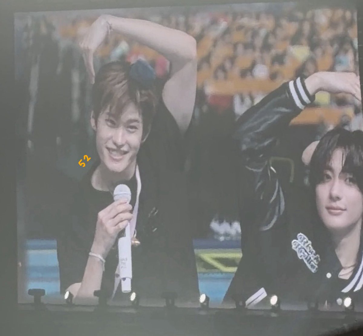 옆사람이랑 하트하라니까 또토리 개웃겨 ㅠㅜ