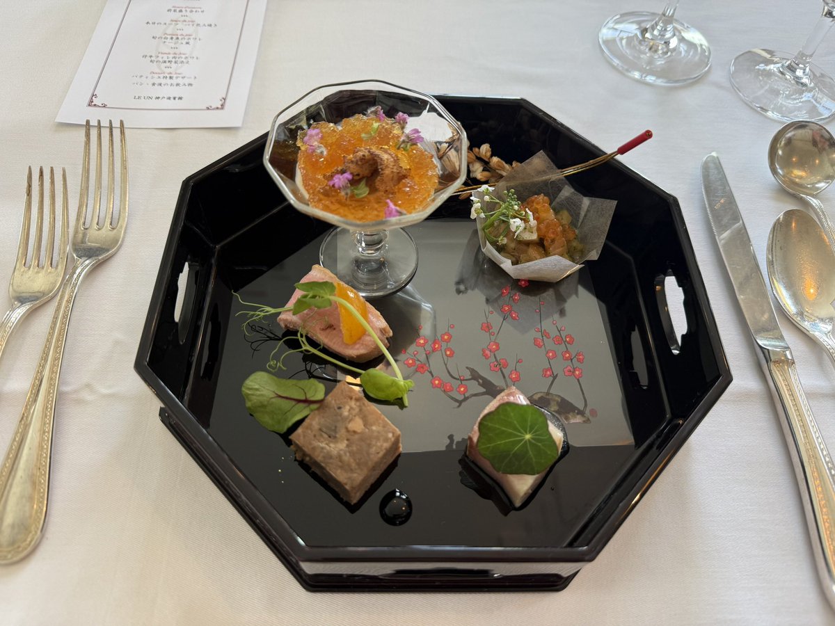 teashibakuOL's tweet photo. 両家顔合わせは神戸迎賓館で🧑‍🧑‍🧒
個室で、顔合わせプランのお料理も1番安いコースだったけど、華やかで凄く良かった！ https://t.co/UaNzHzi1EO