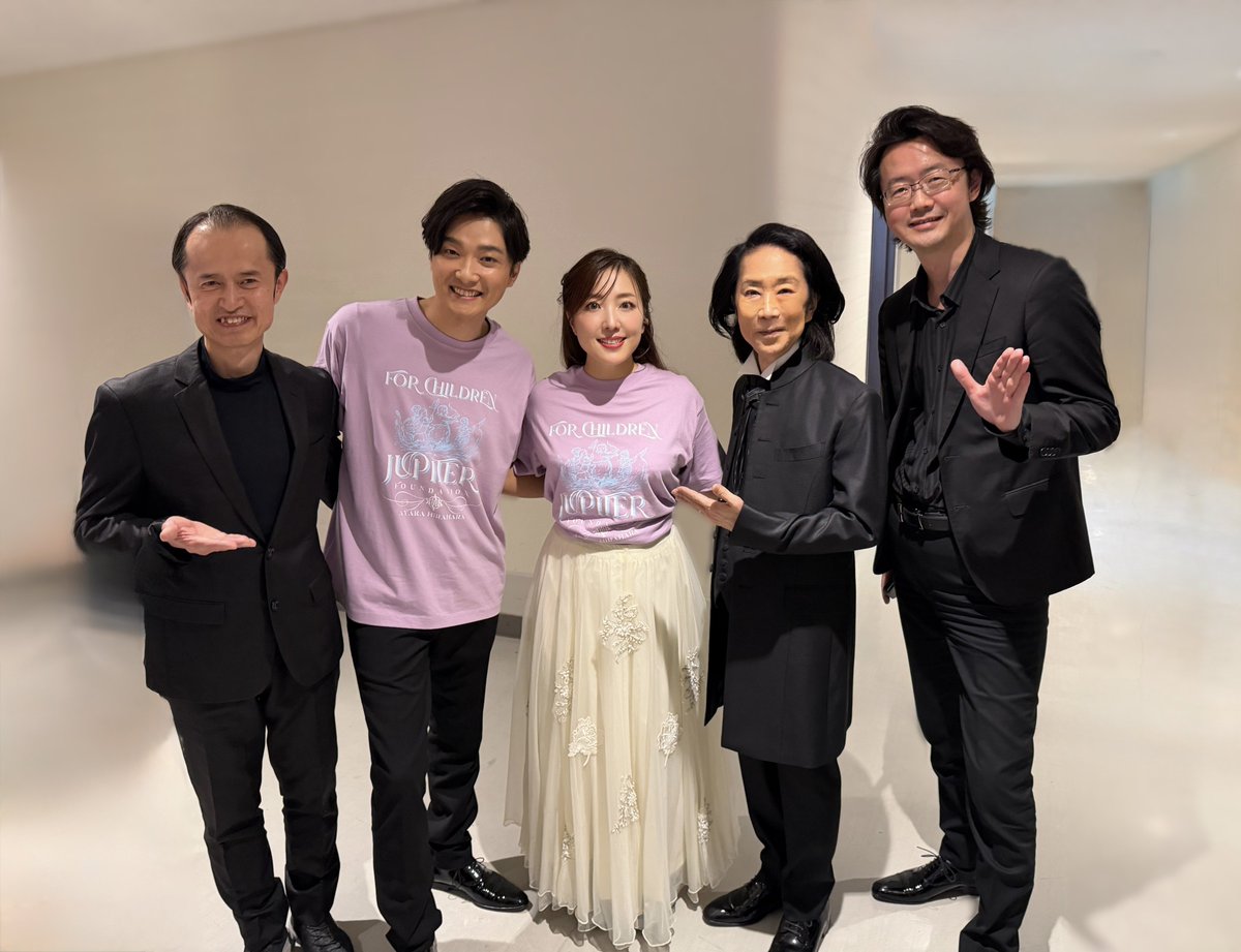 AyakaHirahara1's tweet photo. 昨日は、メイクも落とさず
倒れるように寝てしまい
とても悪い子でした。

11回目の「平原綾香 Jupiter 基金」
チャリティーコンサートが
皆様のあたたかいご支援と
声援のおかげで無事終了しました！

今回は、こども食堂を通して
誰もひとりにしない社会を目指す
「認定NPO法人
全国こども食堂支援センター・むすびえ」に
寄付させていただきました。

お客様のご支援で
たくさんの寄付金が集まりました。
詳しい寄付額は後日HPでご報告いたします。

昨日は、囲み取材で多くのテレビ局や
記者の皆様に来ていただき
ジュピコン初の密着もしていただけました。
囲み取材では取材に来てくださった
記者の皆様が拍手で迎えてくださり
とってもあたたかい気持ちになりました。

いつもお世話になっている
指揮の渡辺俊幸さん
洗足学園ニューフィルハーモニック管弦楽団の
可愛いみんな
ドラムの則竹裕之さんと
ピアノの大貫祐一郎さんの音色に包まれながら
ただただ、歌える幸せを感じました。

そして、何と言っても
ゲストの井上芳雄さん。
本当に、歌もお人柄も最高ですよね。
一家に一台、必要な存在だと思います。

たくさんのコラボレーションに加え
トークも予想以上に盛り上がってしまい
漫才的な雰囲気になってしまいました。
お客様の笑い声を聞くたび
すごく幸せな気持ちになり
思わず、トークを引き延ばしてしまった
おっちょこあーやでした。

音楽と同じように、笑い声って
人の心を癒すものだなと思いました。
いっぱい笑ってくれてありがとう。

終わった後、スタッフや知人から
まるで申し合わせたかのように
りくりゅうペアならぬ
あやよしペアのようでよかった！と
数人が話しかけてくださいました。
それを聞いた芳雄が
「やった〜金メダルだ！」とひとこと。
可愛いやつめ。

毎年、ボランティアで手伝いに来てくれる
知人のみんな、いつも本当にありがとう。

来年もきっと、いいコンサートになるはず。
世界中のこどもたちを笑顔にすることを目標に
これからもかんばります。

芳雄の一味のみなさま
昨日のように
どうぞ、あーやエンジェルズと
末永くよろしくお願いしますね。

今日は、ちゃんと顔洗って寝ます。

￣￣￣￣￣￣￣￣￣￣￣￣￣￣￣￣￣￣￣￣￣
「第11回 平原綾香 Jupiter 基金 My Best Friends Concert 〜 顔晴れ(がんばれ)こどもたち 〜 with Orchestra スペシャルゲスト : 井上芳雄」

【出演】 平原綾香
スペシャルゲスト：井上芳雄
指揮 : 渡辺俊幸
演奏 : 洗足学園ニューフィルハーモニック管弦楽団
ドラム：則竹裕之 ピアノ：大貫祐一郎
 
【日時】2026年2月21日(土) 開場17:15 開演18:00
