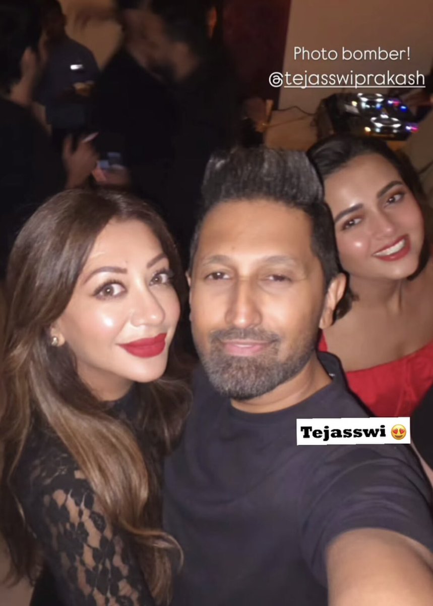 NumeroUnoEx's tweet photo. Nobody likes #TejasswiPrakash 
Not even her sugar daddy reality show bf #karankundrra also choose #ElvishYadav on #Laughterchefs over overhyped overacting PR clown bheja🤡

#AkasaSingh who initiated #tejran is supporting Anud on #PsychoSaiyaan trailer but not mentioning bheja😂 https://t.co/1apQR3tvLA
