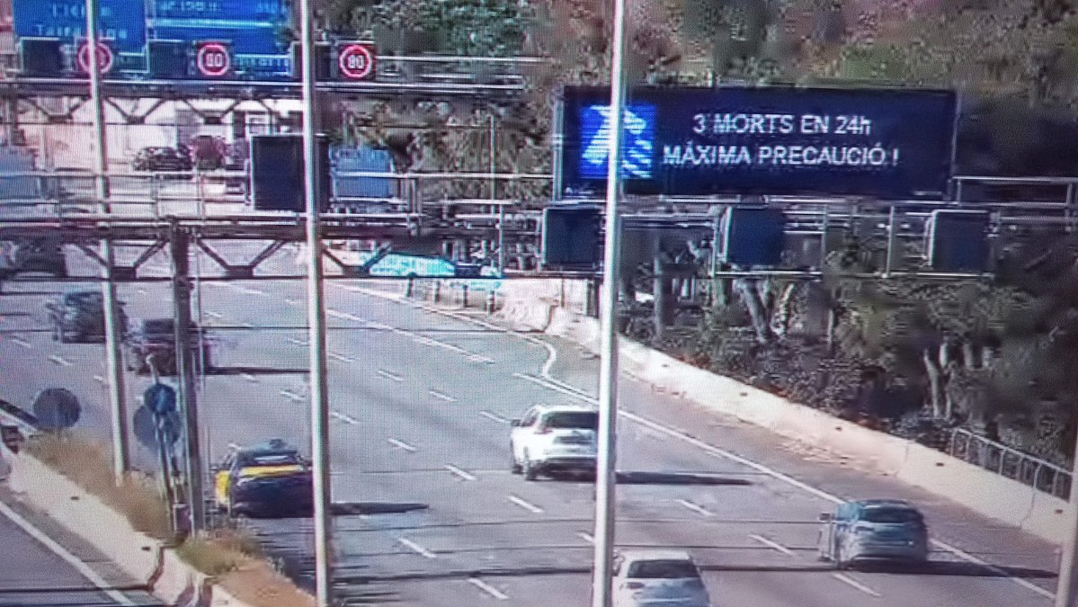 transit's tweet image. Entre divendres al vespre i dissabte s’han registrat 3 accidents mortals en vies interurbanes

Activats missatges als panells de missatgeria de diferents vies per demanar màxima prudència al volant en els desplaçaments d’aquest cap de setmana i, especialment, en el retorn d’avui