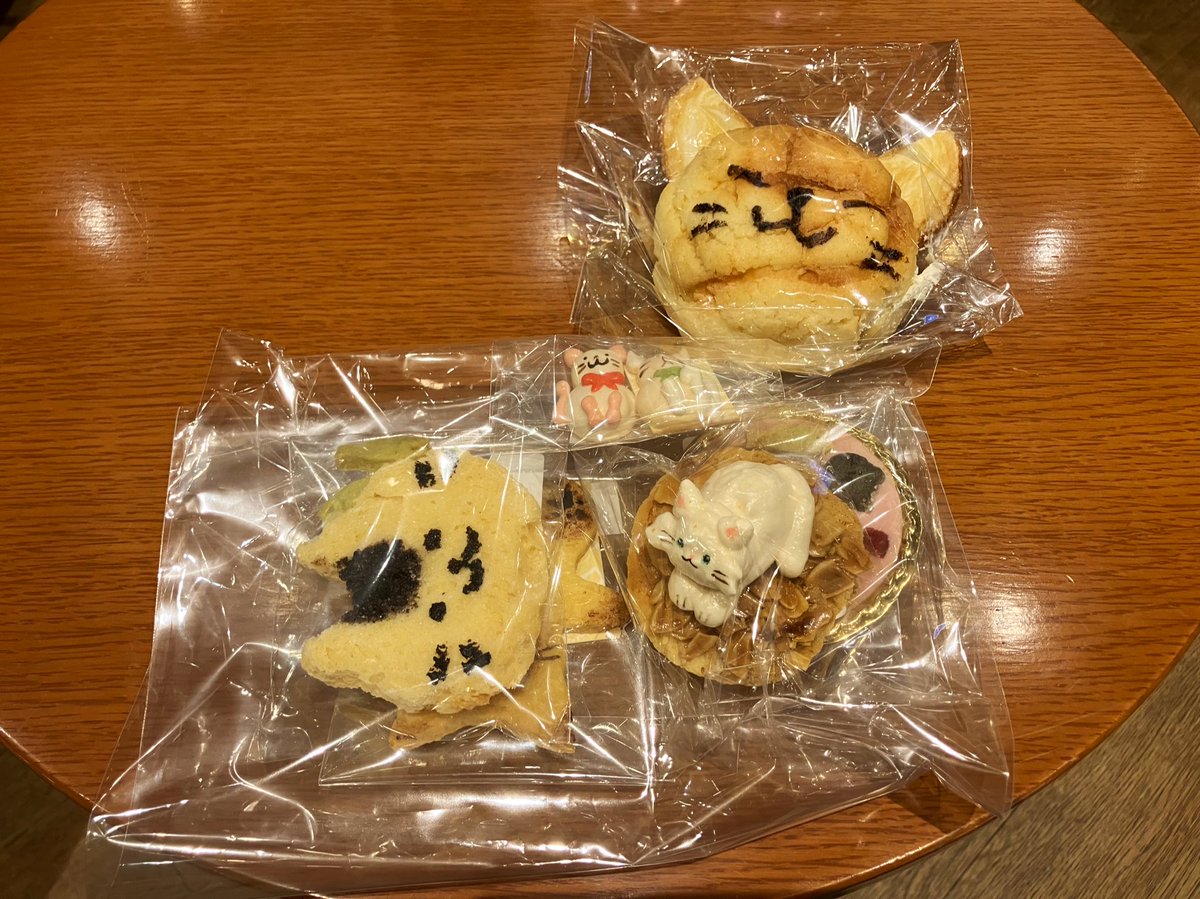 inoueyoshiaki_m's tweet photo. 本日は高橋忍さんの会、士乃武能で卒都婆小町を謡わせて頂きました。
やっぱり老女物は大変です😅
終演後に国立能楽堂職員の羽鳥さんと井口さんから、本日ロビーで特別に販売していた猫の日にちなんだお菓子を頂きました♪
ごちそうさまです‼️ https://t.co/HGqqeqWLYH