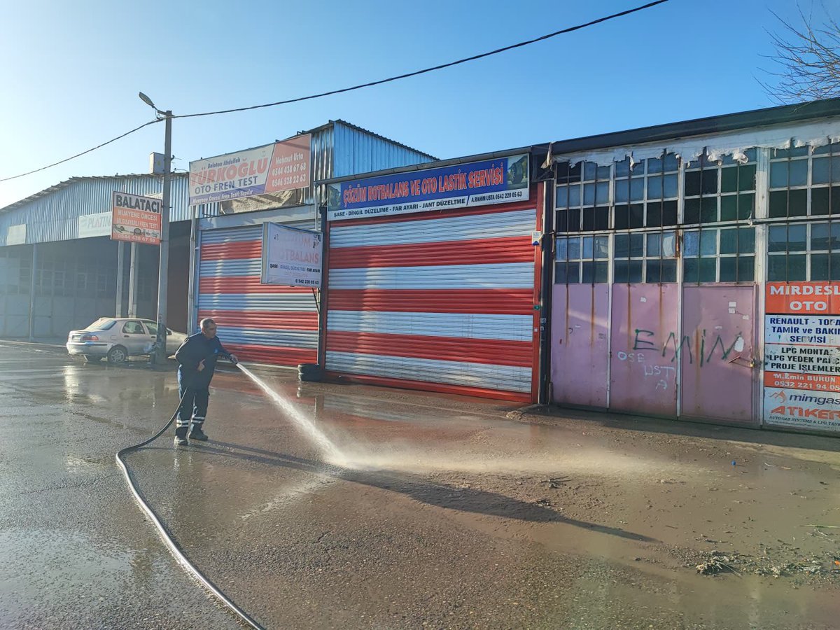 TEMİZLİK İMANDADIR…

Bu mutlu pazar gününde…

Sabahın ilk işıkları ile birlikte hazırız daima hazır..

Esnaf ve sanatkarımızın nefes aldığı her yerdeyiz..

Daha güzel yaşanılabilir bir sanayi sitesi için…

Kıymetli Esnaf ve sanatkar kardeşlerim…
sanayi sitemizin 34, sokağını