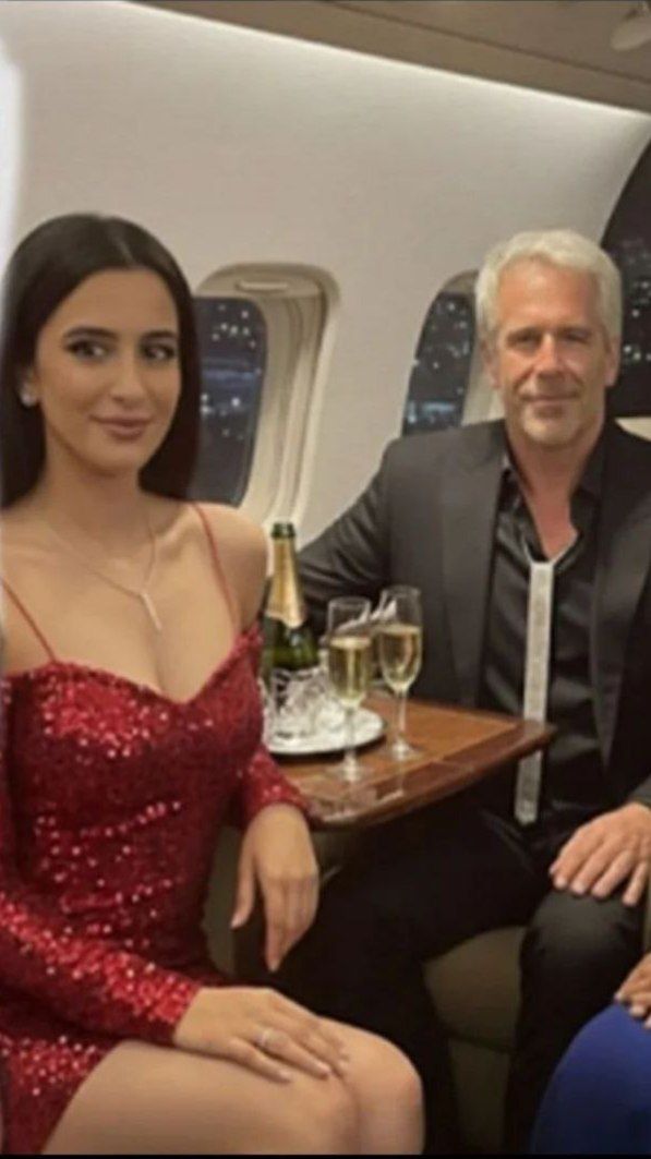 दस्तावेज़ों में एक पंक्ति ने सोशल मीडिया पर हलचल मचा दी😱

Reports के मुताबिक, United Arab Emirates की एक senior diplomat और Jeffrey Epstein के बीच 2011 से 2012 के दौरान email communication हुआ था।

एक message में कथित तौर पर छोटी बहन का जिक्र किया गया,
जिसे लेकर social media पर