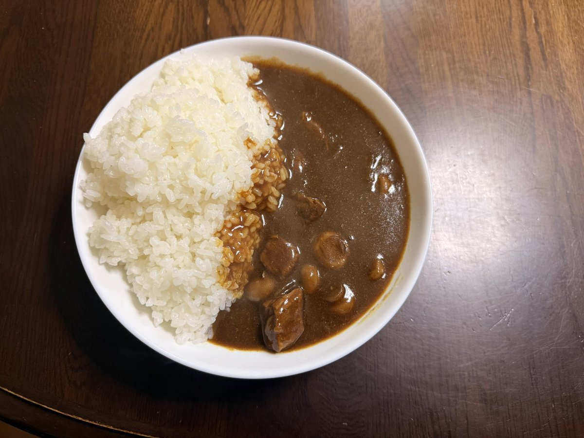110badapple's tweet photo. 約12時間煮込んだ欧風カレー完成！
玉ねぎの甘さとスパイスの辛さフォンドヴォーのコクが合わさっためちゃウマカレー
肉なんか噛まなくても大丈夫なくらいホロホロになっててマッシュルームも旨みの爆弾になってる https://t.co/c1n5P2s6Fg