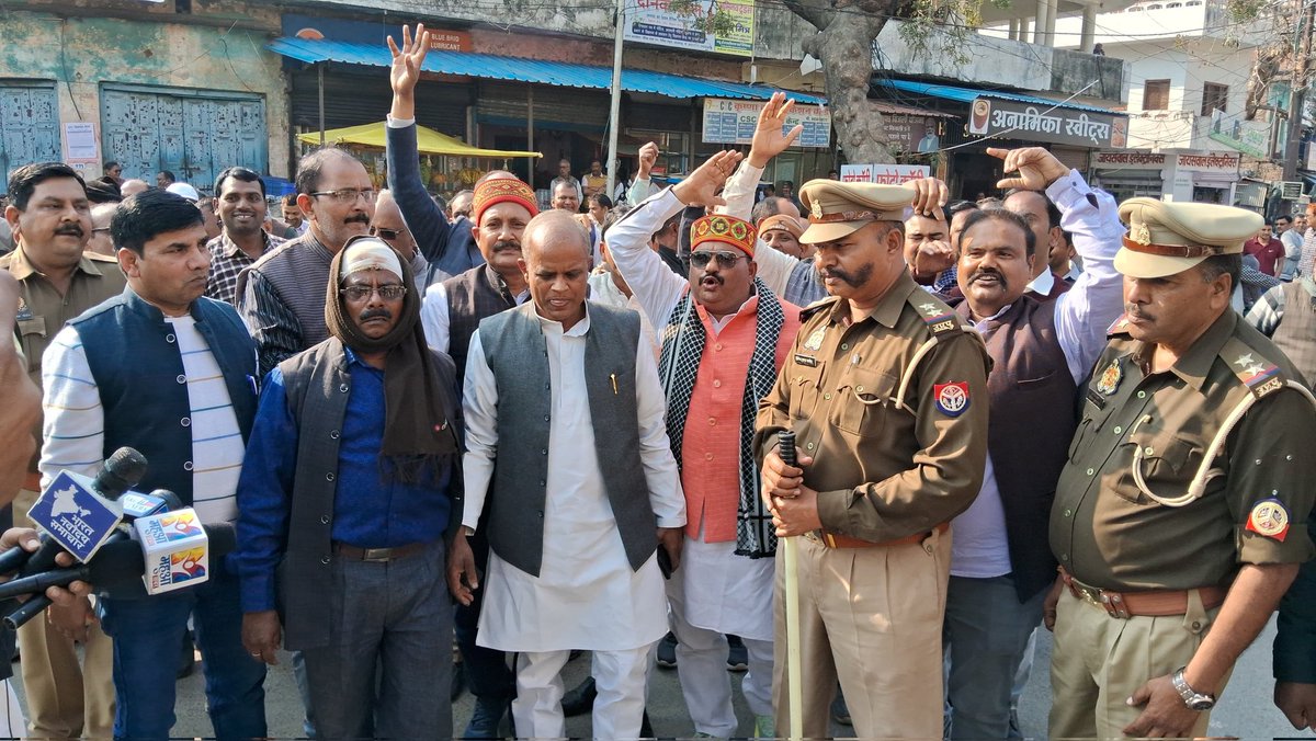 प्रश्न यह नहीं है कि टीईटी करनी है या नहीं 
प्रश्न यह है कि जब 15-20 वर्ष पूर्व शिक्षक विभाग में भर्ती हुआ होगा तब उसके सिलेबस में वह विषय ही नहीं थे जिनपर वर्तमान में परीक्षा ली जाएगी। यह अव्यावहारिक है 
#JusticeForTeachers
<a href="/DrDCSHARMAUPPSS/">Dr Dinesh Chandra Sharma</a>
<a href="/DrSatyaPSingh73/">डॉ सत्यप्रिय सिंह</a> 
<a href="/AtulKumarUPPSS/">Atul Kumar Singh</a>